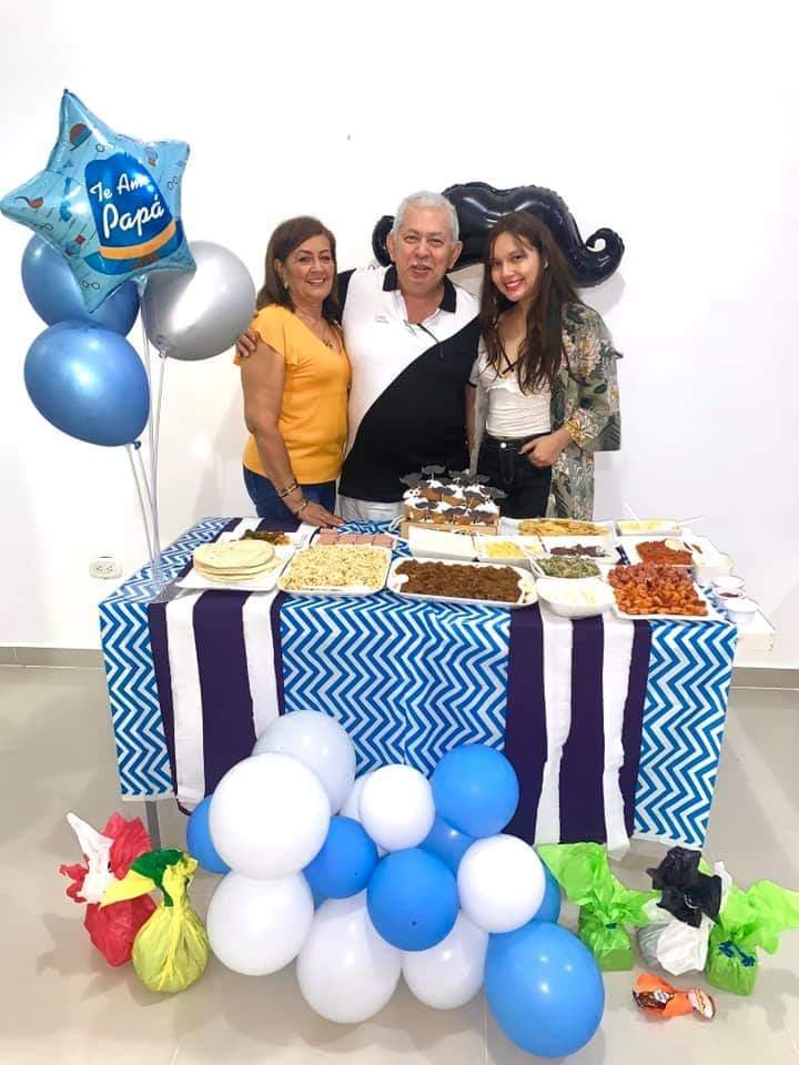 En familia celebrando de izquierda a derecha Gloria Rojas, Farith Gómez y Laura Vargas.